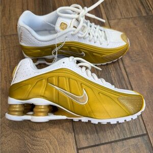 Nike Shox R4 White Gold CW2626-700 GS SZ 4Y Kids Boys Girls New Casual Classic